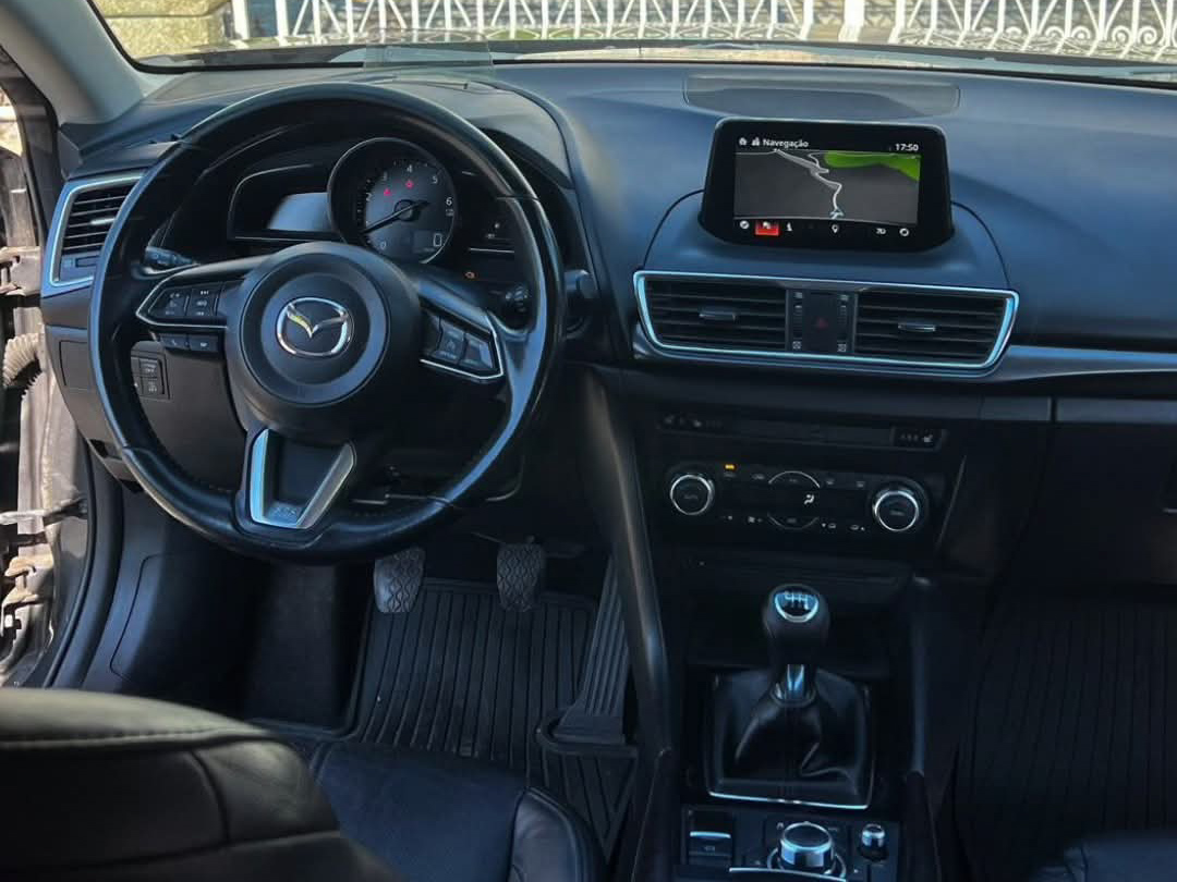 
								Mazda 3 1.5 SkyActiv full									
