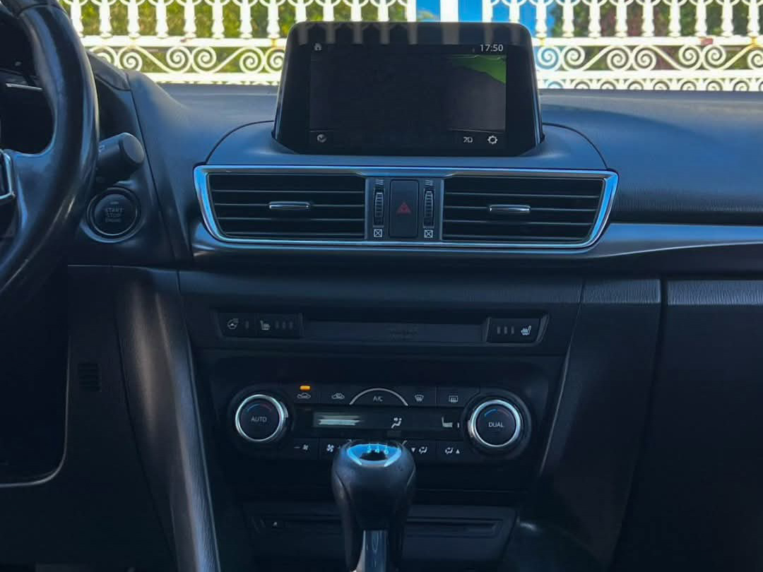 
								Mazda 3 1.5 SkyActiv full									