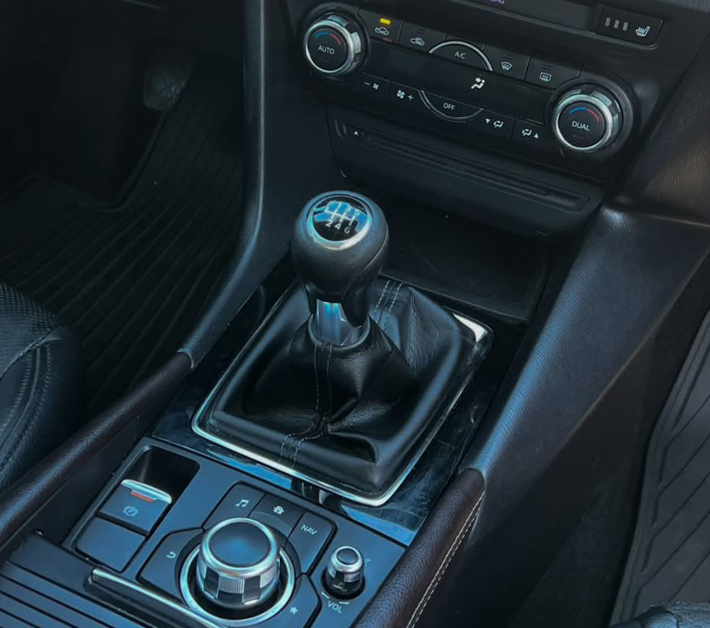 
								Mazda 3 1.5 SkyActiv full									