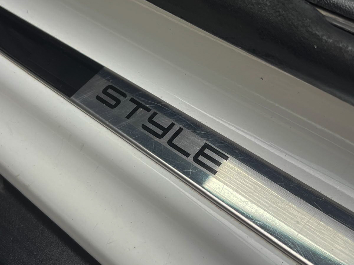 
								Peugeot 2008 1.2 Style full									